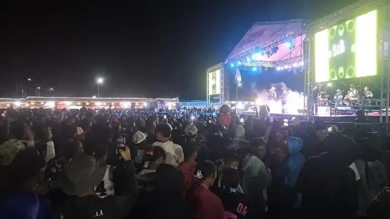 Teks Foto: Ratusan masyarakat Nabire, saat menyaksikan pesta rakyat perayaan hari Otsus di eks bandara lama, Jalan Jenderal Sudirman, Distrik Nabire, Kabupaten Nabire, Papua Tengah. (ist)