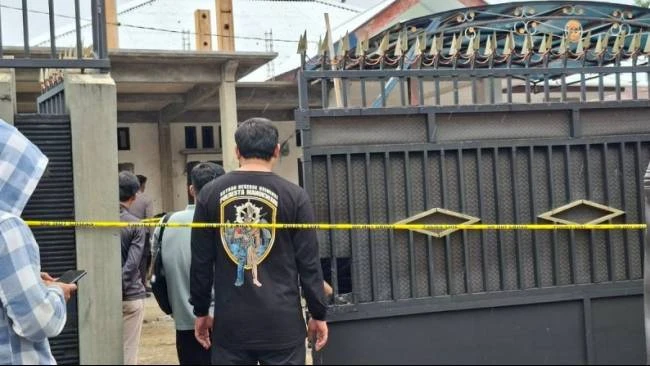 Teks Foto: Polisi mengevakuasi jenazah istri salah satu pegawai KPP Pratama Manokwari. (ist)