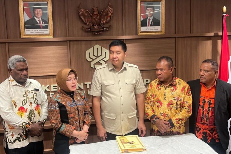 Teks Foto: Menteri PKP Maruarar Sirait atau Ara, Kepala BPS Amalia Adininggar Widyasanti, dan jajaran Majelis Rakyat Papua (MRP) di kantor Kementerian PKP. (ist)