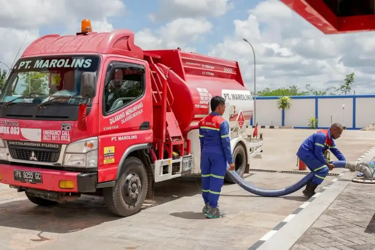 Teks Foto: Petugas Pertamina Patra Niaga Regional Papua Maluku dengan memasang jalur distribusi BBM. (ist)