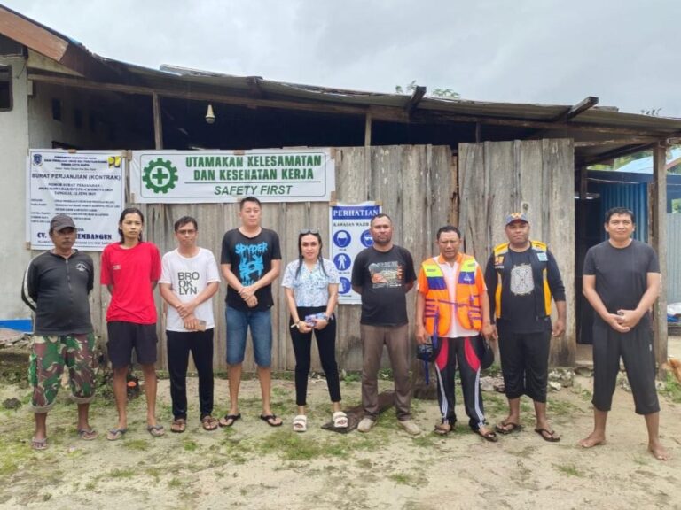 Teks Foto: Pejabat DPUPR Sarmi dan Kepala Kampung Liki di Liki. (ist)