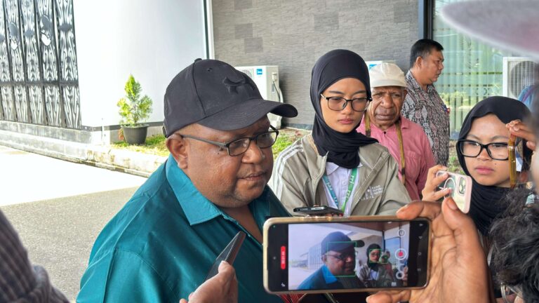 Teks Foto: Wakil Ketua IV DPR Papua Tengah, John NR Gobai. (ist)