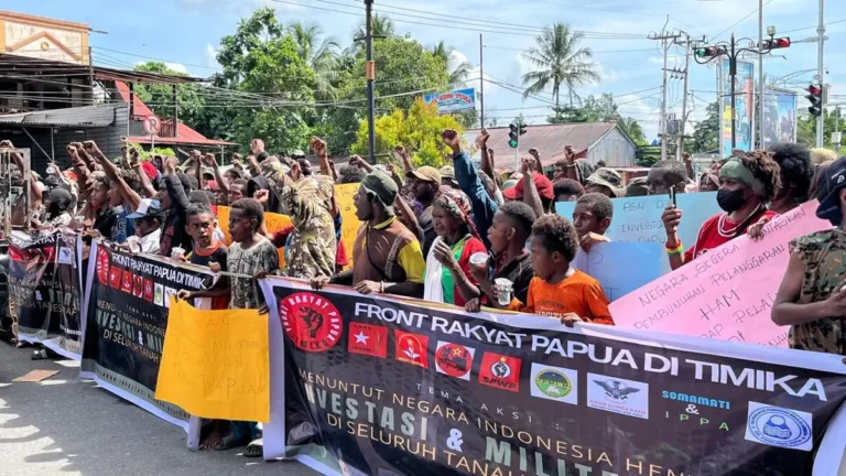 Teks Foto: Massa aksi peringatan Hari HAM Sedunia long march menuju Kantor DPRK Mimika. (ist)