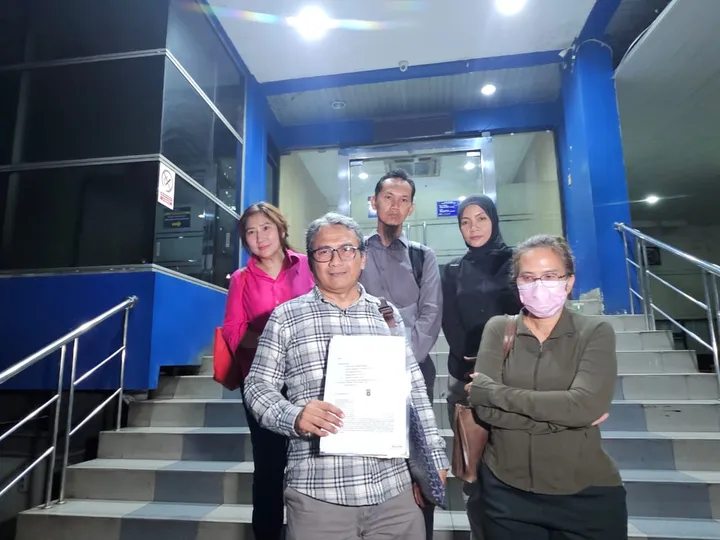 Teks Foto: HN dan Kuasa Hukumnya, H. Gamal Muaddi di Polda Metro Jaya. (mia).