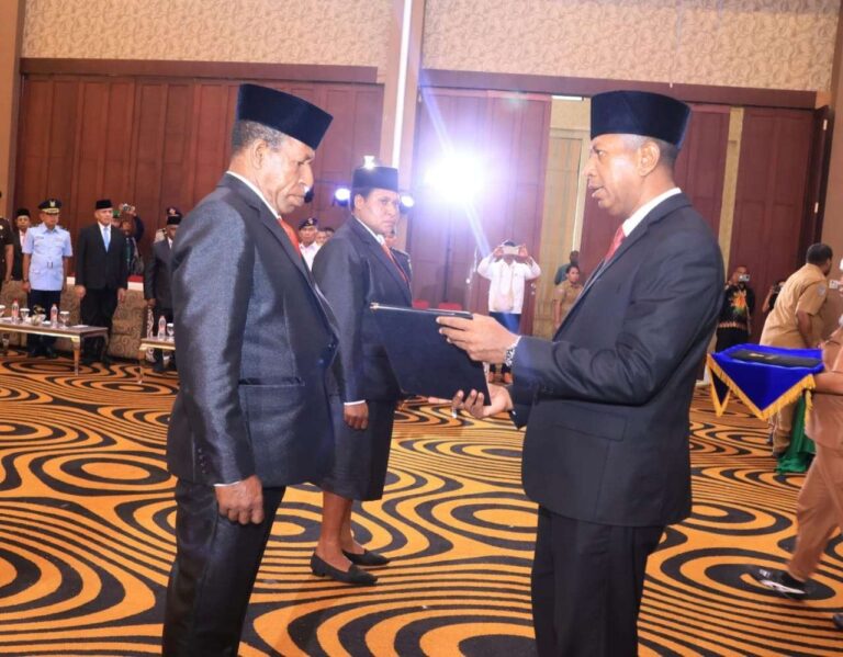 Teks Foto: Gubernur Papua Selatan, Apolo Safanpo saat melantik 2 Anggota MRP PPS PAW. (ist)