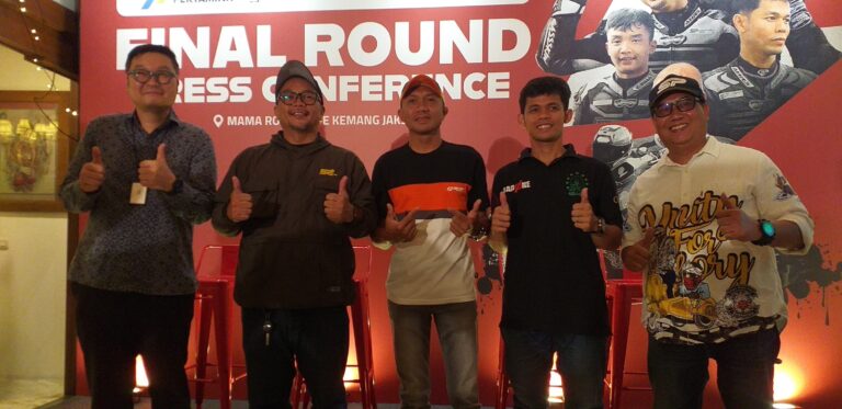 Teks Foto: Bareng Atlet Scooter Prix 2025, Saugi, Adi Faisal dan Nurgianto dan lainnya. (mia)