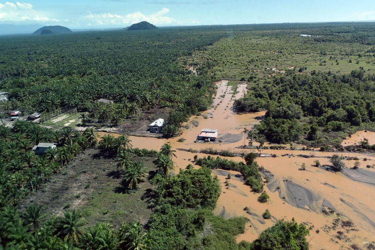Teks Foto: Kondisi pasca banjir bandang melalui Helikopter. (ist)