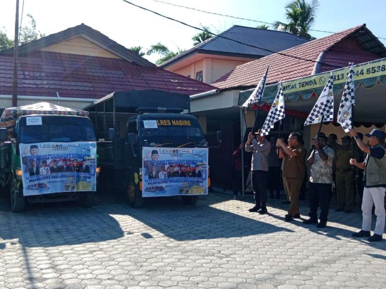 Teks Foto: Kapolda Papua Tengah, Brigjen Pol Alfred Papare (pertama kiri) bersama unsur Forkopimda melepas penyaluran 62 ton beras SPHP di Mapolda Papua Tengah. (ist)