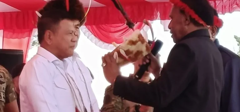 Teks Foto: Ketua LMA Kabupaten Jayawijaya Herman Doga memakaikan topi kebesaran dan simbol penghormatan kepada Kepala BIN Muhammad Herindra dan Menteri Koordinator Politik dan Keamanan, Djamari Chaniago. (ist)