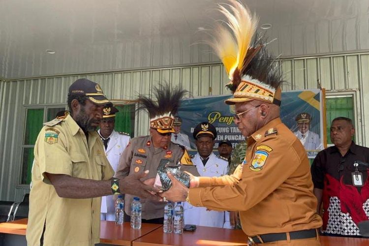 Teks Foto: Bupati Puncak, Elvis Tabuni. (ist)