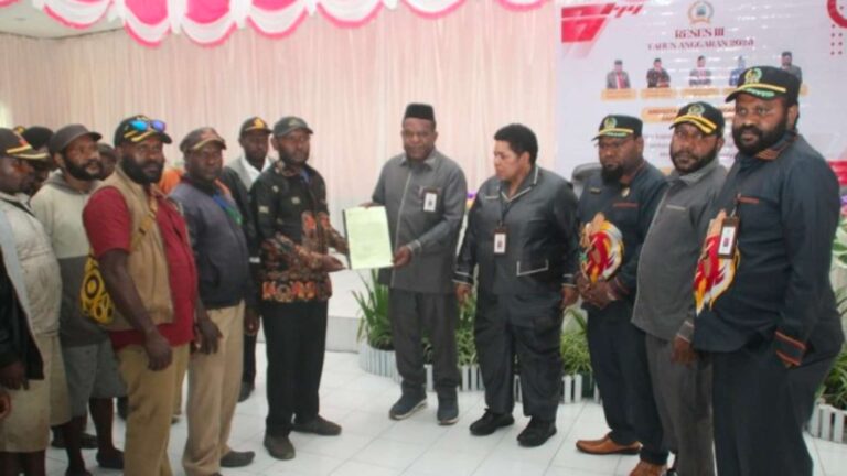 Teks Foto: Penyerahan aspirasi masyarakat Kapiraya kepada DPR Papua Tengah Dapil VIII Deiyai. (ist)