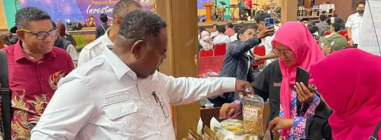 Teks Foto: Gubenur Elisa Kambu, saat berbelanja di stan-stan UMKM lokal di lokasi kegiatan Papua Barat Daya Investment Year 2025. (ist)