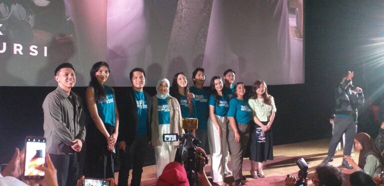 Teks Foto: Yasmin Napper, Megan Domani dan para pemain film 'Musuh Dalam Selimut'. (ist)