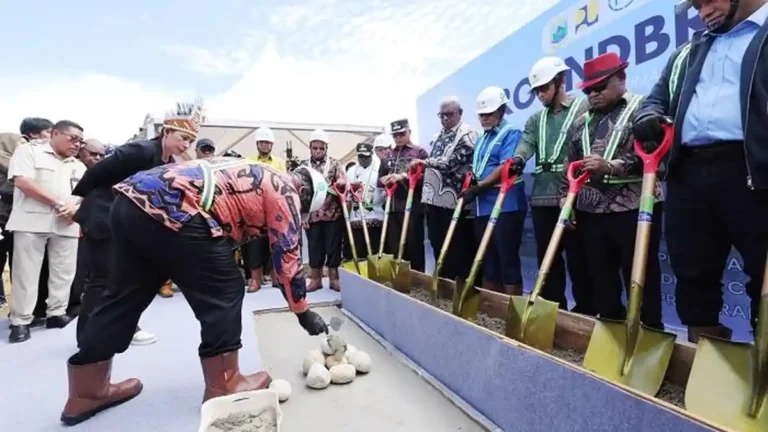 Teks Foto: Tampak Gubernur Papua Tengah, Meki Nawipa saat meletakan batu pertama untuk pembangunan pusat kantor pemerintahan Papua Tengah. (ist)