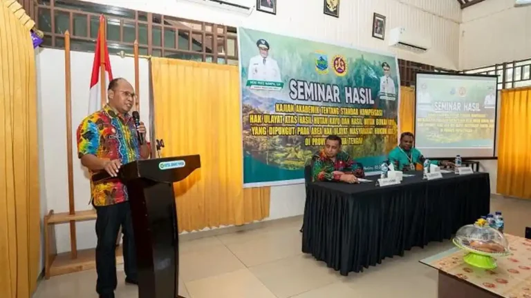 Teks Foto: Staf Ahli Gubernur Papua Tengah Bidang Ekonomi, Keuangan, dan Pembangunan, Herman Kayame dan lainnya. (ist)