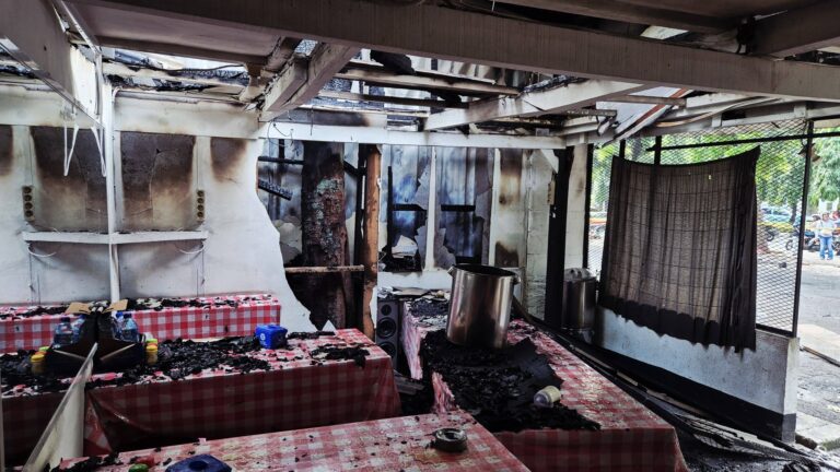 Teks Foto: Rumah Makan Sop Kaki Kambing dan Sapi 999 'Dua Saudara' Diduga Dibakar Massa Debt Collector. (ist)