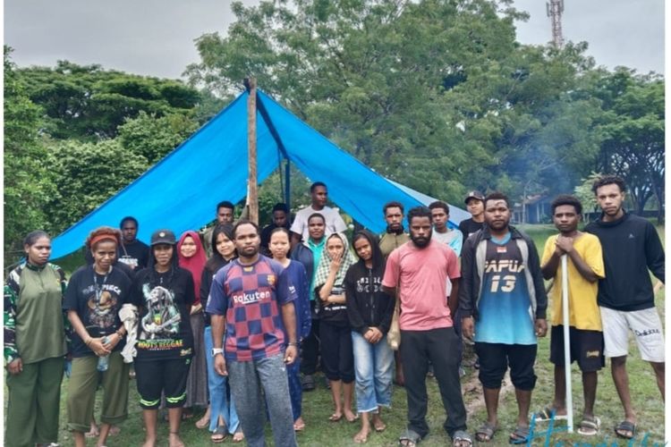 Teks Foto: Nampak mahasiswa asal Papua yang kuliah di Aceh, saat membuat posko darurat. (ist)