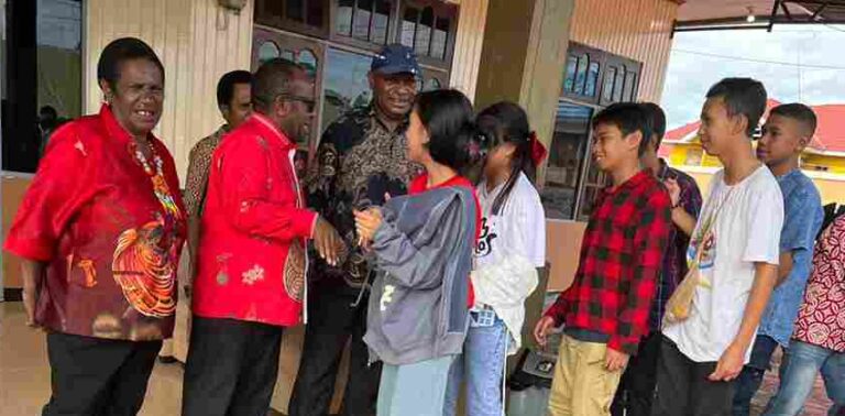 Bupati Deiyai, Melkianus Mote dan lainnya. (ist)