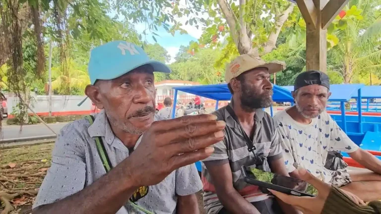 Teks Foto: Satu dari nelayan di Nabire, Daniel Pilipur Ramandey (topi biru) yang ditemani dua nelayan lainnya. (ist)