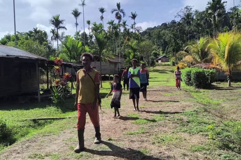 Teks Foto: Warga Kampung Omon saat berjalan kaki ke kebun. (ist)