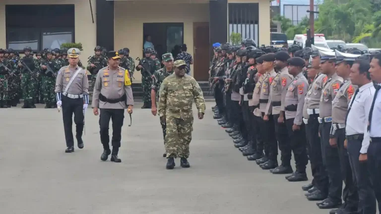 Teks Foto: Gubernur Papua Tengah, Meki Nawipa saat tinjau pelaksanaan apel ops Lilin Noken 2025 di Lapangan Polres Nabire. (ist)