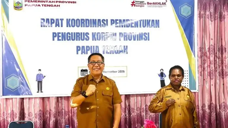 Teks Foto: Pj. Sekda Provinsi Papua Tengah dr. Silwanus A. Soemoele didampingi Plt. Kepala BKPSDM Provinsi Papua Tengah, Denci Meri Nawipa. (ist)