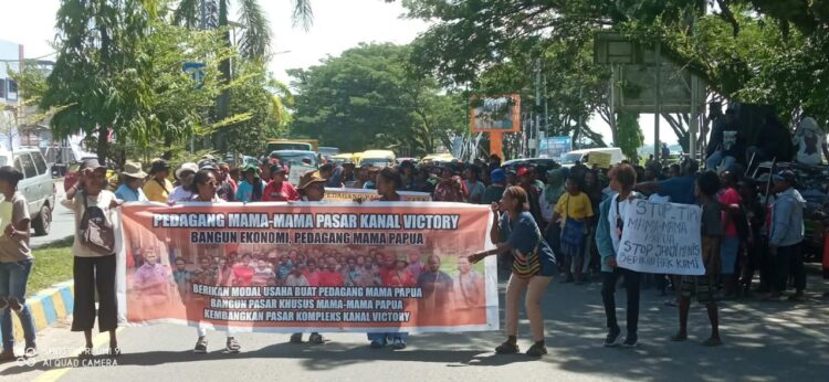 Teks Foto: P2MPKS melakukan jalan kaki dari Taman Deo ke Kantor Gubernur Papua Barat, Kota Sorong. (ist)