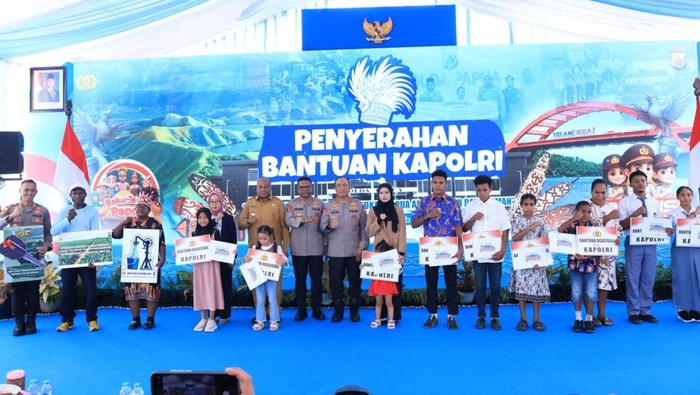 Teks Foto: Polri beri bantuan pendidikan kepada 10 anak korban KKB di Papua. (ist)