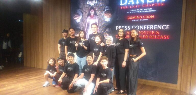 Teks Foto : Prilly Latuconsina, Manoj Punjabi dan Para Pemain Film 'Danur: The Last Chapter'. (mia)