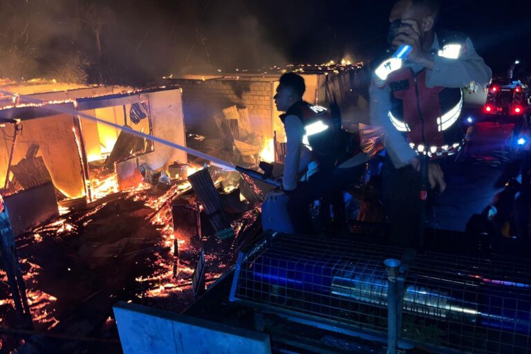 Teks Foto: Personil Polres Sarmi saat berupaya memadamkan api yang membakar habis 5 rumah dan 2 kios di Kampung Sarmo, Distrik Sarmi Kota, Kabupaten Sarmi. (ist)