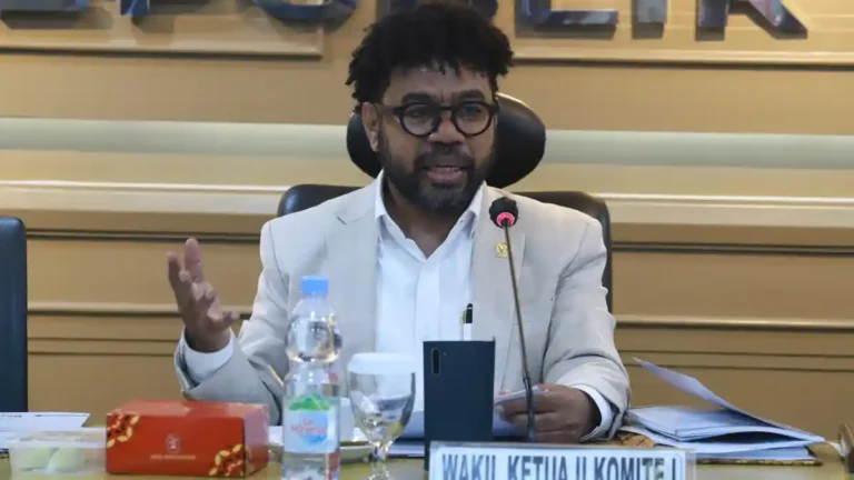 Teks Foto: Senator Papua Barat, Filep Wamafma. (ist)