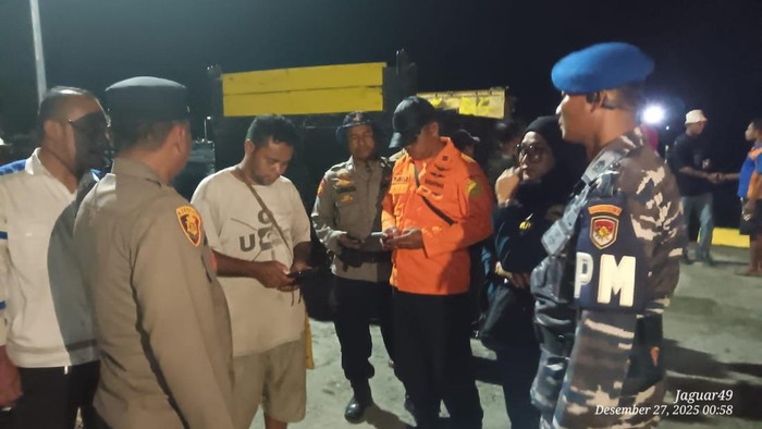Teks Foto: Proses pencarian korban hilang truk sampah jatuh ke laut di pelabuhan Nabire. (ist)