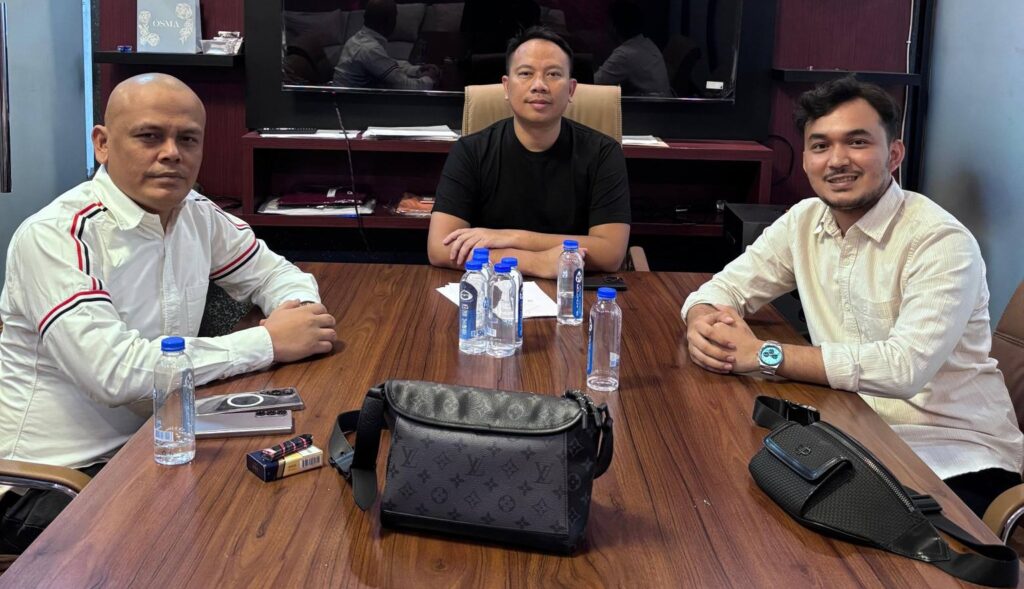 Vicky Prasetyo dan Tim Solidarity Squad Aceh Salurkan Bantuan Bencana Alam. (ist)