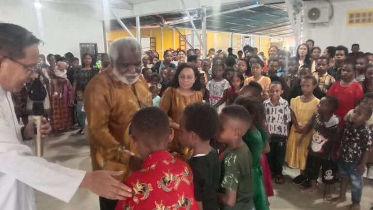Teks Foto: Wakil Gubernur Papua Selatan, Paskalis Imadawa serahkan bingkisan natal pada anak anak paroki hati kudus. (ist)