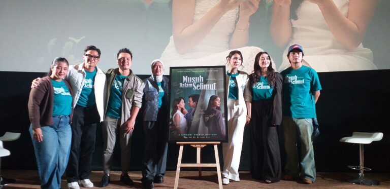 Teks Foto: Yasmin Napper dan para pemain film 'Musuh Dalam Selimut'. (ist)