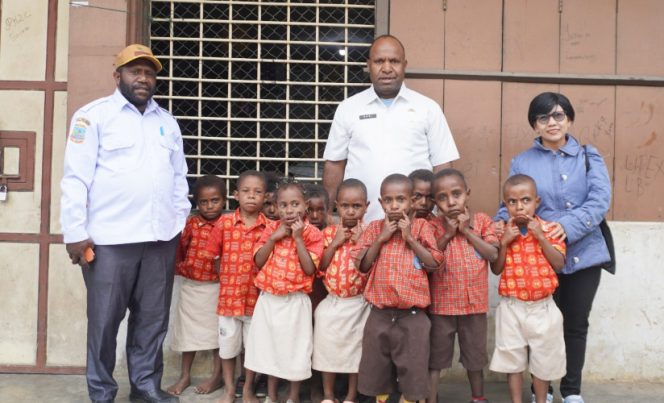 Teks Foto : Pembagian bansos bagi anak-anak terlantar yang berada di bawah asuhan Yayasan Rumah Roti, Paniai. (ist)