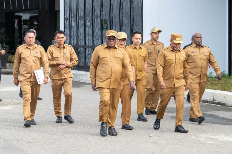 Teks Foto: Gubernur Papua Tengah, Meki Nawipa usai memimpin apel perdana 2026. (ist)