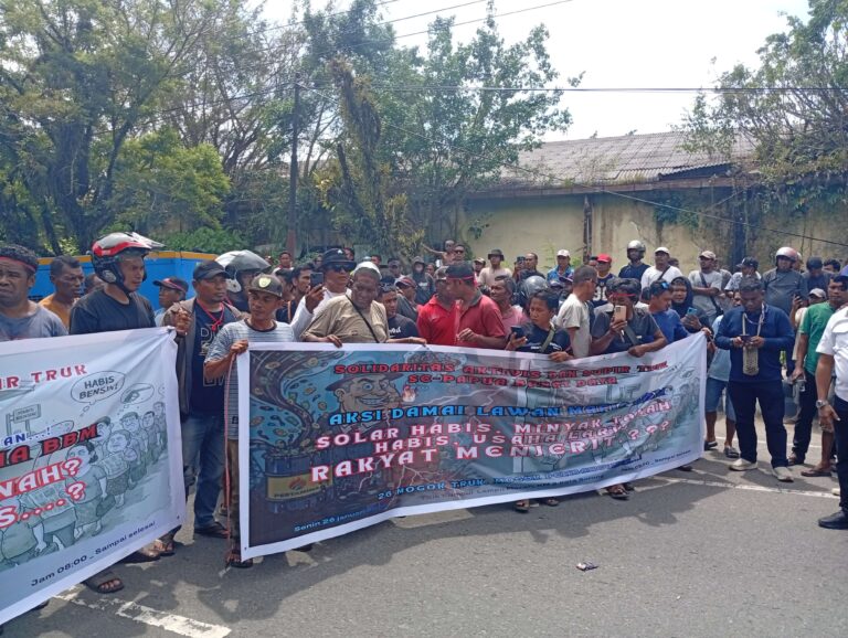 Teks Foto: Ratusan sopir truk bersama aktivis se-Papua Barat Daya menggelar aksi demonstrasi menuntut dugaan mafia bahan bakar minyak (BBM) bersubsidi di Kota Sorong. (ist)