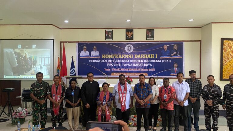 Teks Foto: Gubernur Elisa Kambu saat menghadiri pembukaan konferda PIKI. (ist)