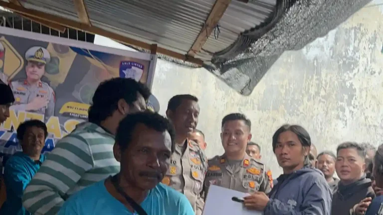 Teks Foto: Tampak para ojek Nabire dan Dirlantas Polda Papua Tengah, Kombespol. S. Kunto Hartono didampingi Kasat Lantas Polres Nabire, Iptu Exaudio P.R. Hasibuan beserta jajarannya. (ist)