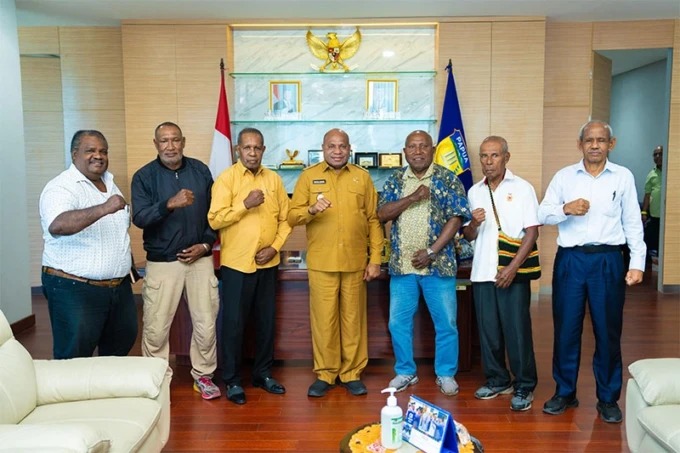 Teks Foto: Gubernur Papua, Matius D Fakhiri dan lainnya. (ist)