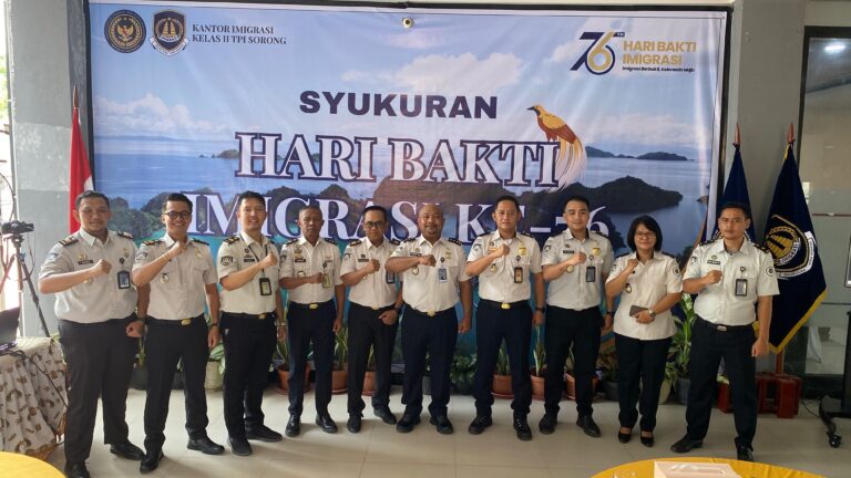 Teks Foto: Imigrasi Sorong Akan Buka Pos Layanan di Maybrat dan Raja Ampat Kepala Kantor Imigrasi Kelas II TPI Sorong, Robert S. Wanggai (tengah) berfoto bersama pejabat struktural. (ist)