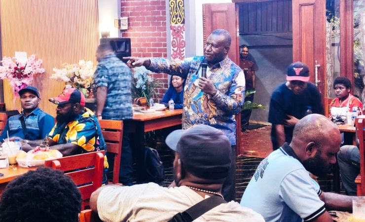 Teks Foto: Kepala Dinas Koperasi, UMKM, Perindustrian dan Perdagangan Provinsi Papua Tengah, Norbertus Mote dan lainnya. (ist)
