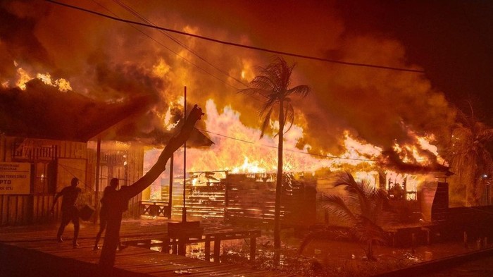 Teks Foto: Kebakaran melanda Mess Bank Papua dan Kantor UPTD Dinas Pendidikan di Asmat. (ist)