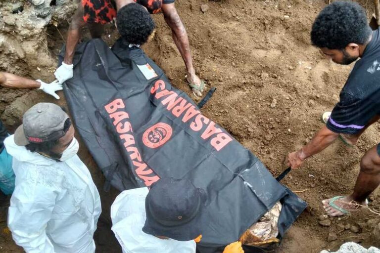 Teks Foto: Warga Kampung Yapan dan Kampung Mantembu. (ist)