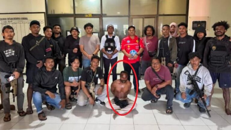 Teks Foto: Pembunuh seorang ibu muda ditangkap di tempat persembunyiannya di Kampung Sisir, Distrik Saifi, Kabupaten Sorong Selatan. (ist)