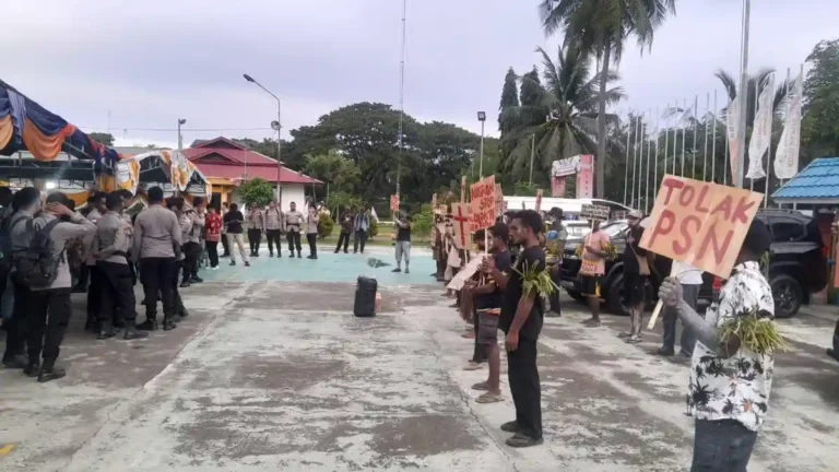 Teks Foto: Aksi Solidaritas Merauke menolak PSN dilakukan saat pembukaan sidang Majelis Pekerja Lengkap Persekutuan Gereja-Gereja di Indonesia (MPL-PGI) 2026, bertempat di Gedung Olahraga (GOR) Hiad Sai, Merauke, Papua Selatan. (ist)