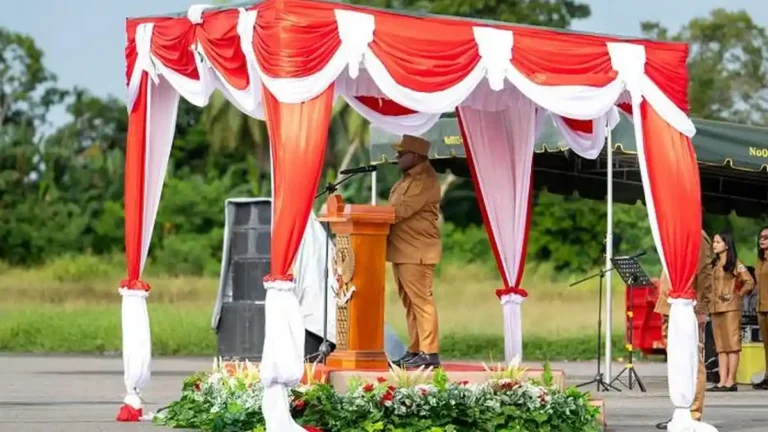 Teks Foto: Gubernur Meki Nawipa Memimpin Apel Gabungan bersama ASN, non-ASN, dan tenaga kontrak di lingkungan Pemerintahan Provinsi Papua Tengah. (ist)