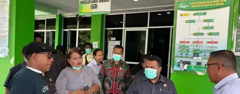 Teks Foto: Ketua DPR Kota Sorong, John Lewerisa bersama pimpinan lintas komisi dan sejumlah anggota legislatif. (ist).