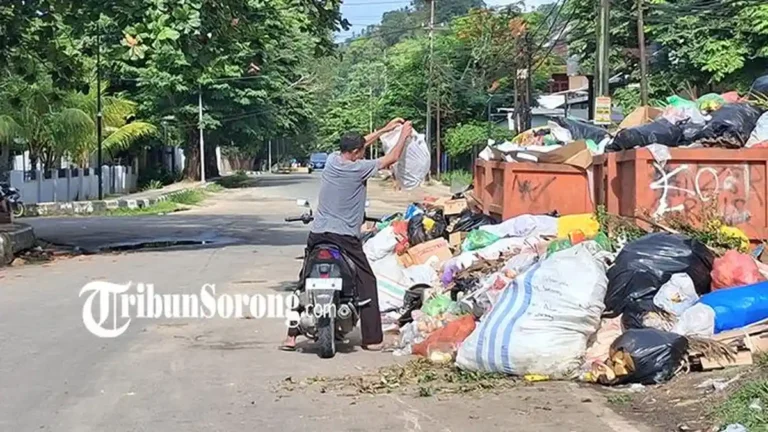 Teks Foto: Fenomena sampah rumah tangga kembali berserakan di sejumlah ruas jalan Rajawali, areal TPS Malanu, Kota Sorong, Papua Barat Daya. (ist)